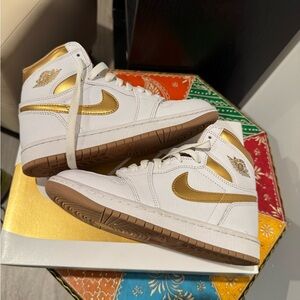Jordan 1 High OG Metallic Gold (Women’s) Sz 5.5W